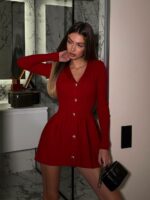 Женское Приталенное Красное Трикотажное Платье Мини на Пуговицах с V-вырезом