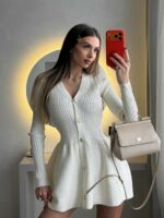 Женское Приталенное Белое Трикотажное Платье Мини на Пуговицах с V-вырезом