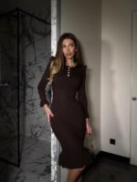 Женское Облегающее Коричневое Платье Миди с Пуговицами и Рюшами