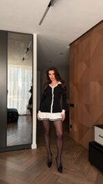 Женское Приталенное Черно-Белое Платье Мини с Пуговицами и Окантовкой