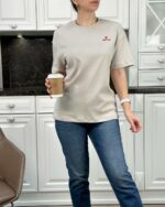 Женская Базовая Футболка Мокко Свободного Кроя с Маленькой Вышивкой