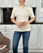 Женская Базовая Бежевая Футболка Свободного Кроя с Маленькой Вышивкой