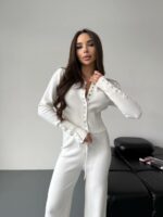 Женский Базовый Белый Костюм Двойка - Приталенная Кофта на Кнопках + Свободные Штаны