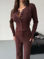 Женский Базовый Коричневый Костюм Двойка - Приталенная Кофта на Кнопках + Свободные Штаны