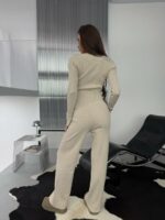Женский Базовый Бежевый Костюм из Фактурной Ткани - Асимметричная Кофта + Свободные Штаны