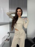Женский Базовый Бежевый Костюм из Фактурной Ткани - Асимметричная Кофта + Свободные Штаны
