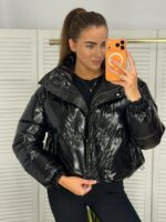 Женская Укороченная Глянцевая Черная Куртка с Высокой Горловиной