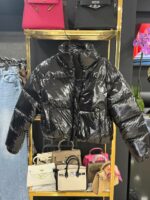 Женская Укороченная Глянцевая Черная Куртка с Высокой Горловиной