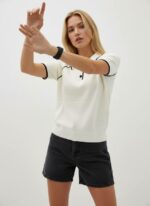 Женская Молочная Футболка Поло - Классическая с Воротником и Контрастной Окантовкой