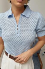 Женская Ажурная Голубая Футболка Поло в Ромбик с Воротником на Замочке