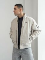 Мужская Демисезонная Светло-Серая Куртка Бомбер Свободного Кроя с Высокой Горловиной