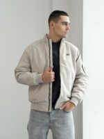 Мужская Демисезонная Светло-Серая Куртка Бомбер Свободного Кроя с Высокой Горловиной