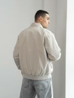 Мужская Демисезонная Светло-Серая Куртка Бомбер Свободного Кроя с Высокой Горловиной