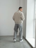 Мужская Демисезонная Светло-Серая Куртка Бомбер Свободного Кроя с Высокой Горловиной