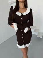 Женское Силуэтное Коричневое Платье Мини с Белыми Рюшами и Воротником