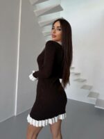 Женское Силуэтное Коричневое Платье Мини с Белыми Рюшами и Воротником