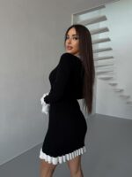 Женское Силуэтное Черное Платье Мини с Белыми Рюшами и Воротником