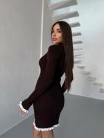 Женское Трикотажное Коричневое Платье Мини на Пуговицах с Белыми Рюшами