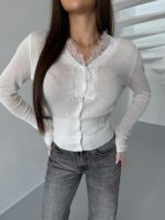 Женская Приталенная Полупрозрачная Белая Кофта на Пуговицах с Кружевом