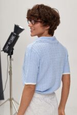 Женская Голубая Футболка Поло с Текстурным Узором Косичка и Воротником на Пуговицах