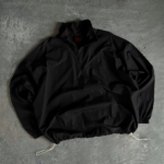 Мужской Черный Анорак Плащевка на Затяжках с Высоким Горлом