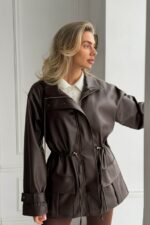 Женская Демисезонная Коричневая Кожаная Куртка Кора - Удлиненная с Затяжками на Талии