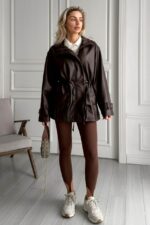 Женская Демисезонная Коричневая Кожаная Куртка Кора - Удлиненная с Затяжками на Талии