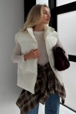 Женская Глянцевая Стеганая Белая Жилетка Айви Оверсайз с Высоким Горлом Стойкой