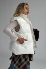 Женская Глянцевая Стеганая Белая Жилетка Айви Оверсайз с Высоким Горлом Стойкой