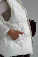 Женская Глянцевая Стеганая Белая Жилетка Айви Оверсайз с Высоким Горлом Стойкой