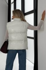 Женская Глянцевая Стеганая Белая Жилетка Айви Оверсайз с Высоким Горлом Стойкой