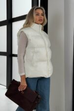 Женская Глянцевая Стеганая Белая Жилетка Айви Оверсайз с Высоким Горлом Стойкой