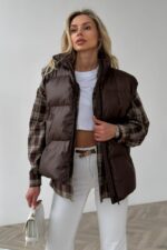 Женская Глянцевая Стеганая Коричневая Жилетка Айви Оверсайз с Высоким Горлом Стойкой