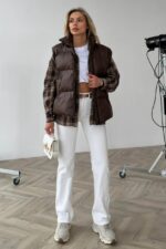 Женская Глянцевая Стеганая Коричневая Жилетка Айви Оверсайз с Высоким Горлом Стойкой