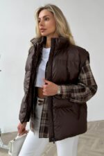 Женская Глянцевая Стеганая Коричневая Жилетка Айви Оверсайз с Высоким Горлом Стойкой