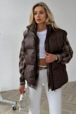 Женская Глянцевая Стеганая Коричневая Жилетка Айви Оверсайз с Высоким Горлом Стойкой