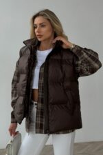 Женская Глянцевая Стеганая Коричневая Жилетка Айви Оверсайз с Высоким Горлом Стойкой