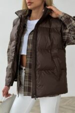 Женская Глянцевая Стеганая Коричневая Жилетка Айви Оверсайз с Высоким Горлом Стойкой