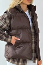 Женская Глянцевая Стеганая Коричневая Жилетка Айви Оверсайз с Высоким Горлом Стойкой