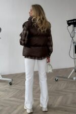 Женская Глянцевая Стеганая Коричневая Жилетка Айви Оверсайз с Высоким Горлом Стойкой