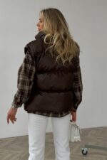 Женская Глянцевая Стеганая Коричневая Жилетка Айви Оверсайз с Высоким Горлом Стойкой
