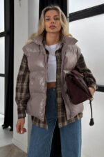 Женская Глянцевая Стеганая Жилетка Айви Мокко Оверсайз с Высоким Горлом Стойкой