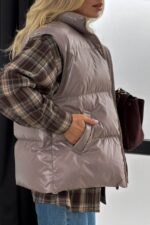 Женская Глянцевая Стеганая Жилетка Айви Мокко Оверсайз с Высоким Горлом Стойкой