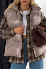 Женская Глянцевая Стеганая Жилетка Айви Мокко Оверсайз с Высоким Горлом Стойкой