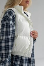 Женская Укороченная Белая Жилетка Безрукавка Скай с Воротником Стойкой