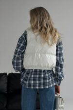 Женская Укороченная Белая Жилетка Безрукавка Скай с Воротником Стойкой