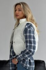 Женская Укороченная Белая Жилетка Безрукавка Скай с Воротником Стойкой