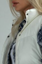 Женская Укороченная Белая Жилетка Безрукавка Скай с Воротником Стойкой