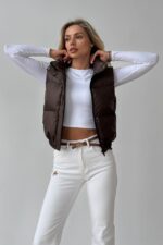 Женская Укороченная Коричневая Жилетка Безрукавка Скай с Воротником Стойкой