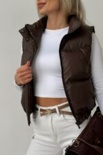 Женская Укороченная Коричневая Жилетка Безрукавка Скай с Воротником Стойкой